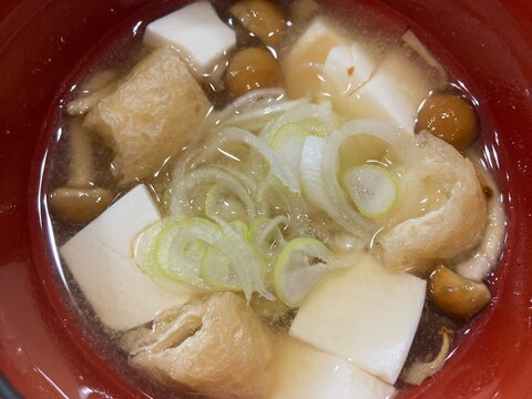 豆腐となめこと油揚げとネギの味噌汁